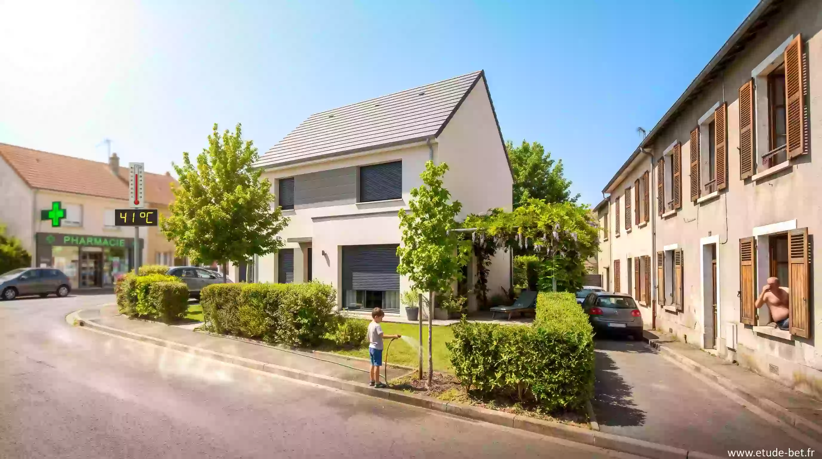 Rue résidentielle française écrasée par la canicule de l'été 2026, une maison re2020 aux volets fermés reste fraîche