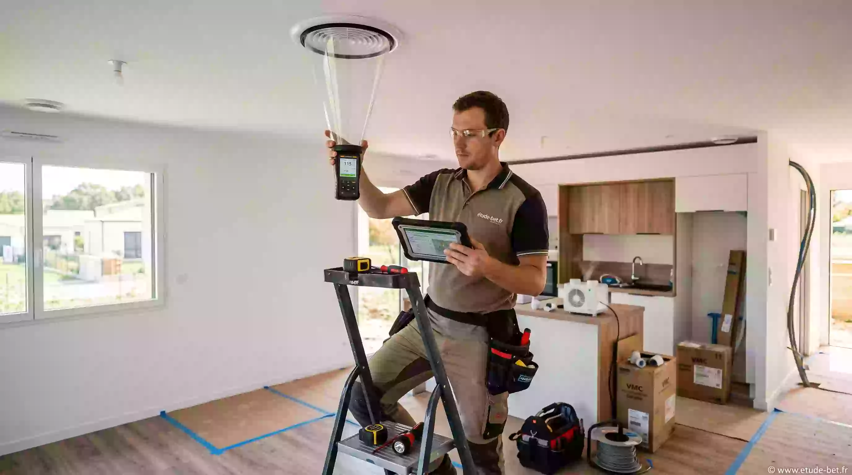 Mesure de débit aux bouches lors du contrôle de ventilation re2020 à réception d'une maison neuve